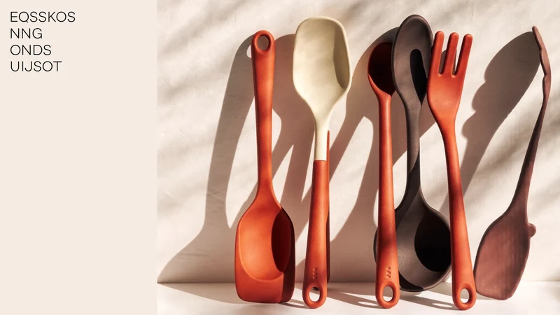 Illustrazione di una cucina con utensili in argilla, legno e metallo opaco